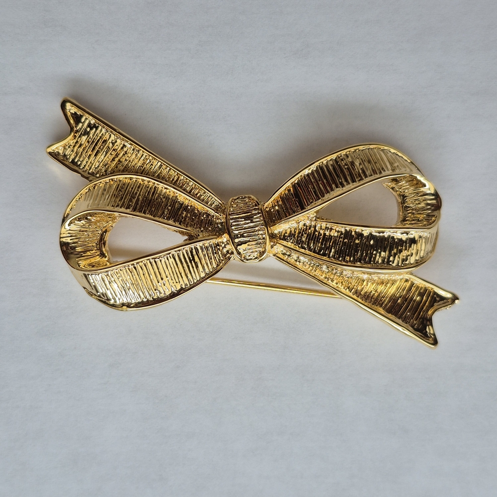 Danecraft gold tone bow brooch